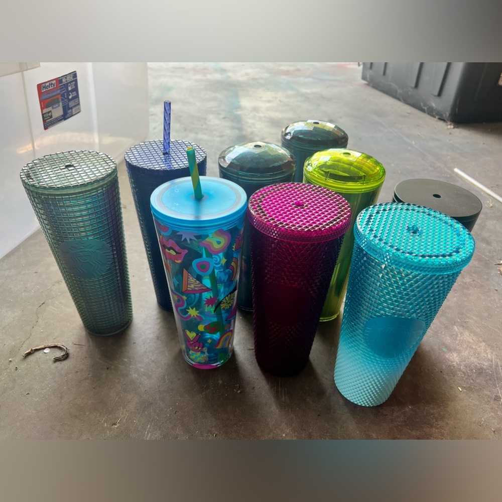 9 Starbucks cups. Only 2 with straws can’t purchase replacements at Starbucks.